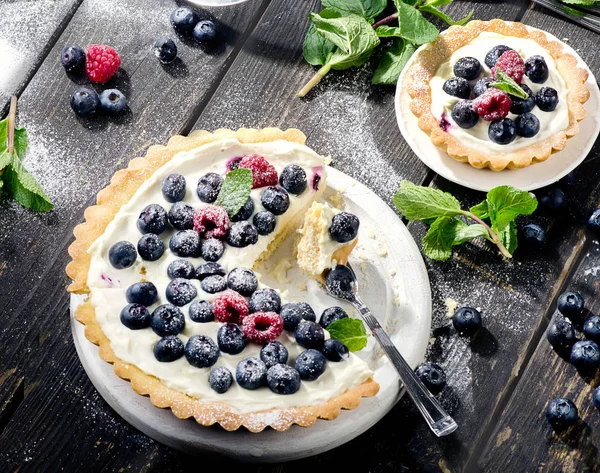 Cheesecakes cu fructe de padure proaspete — Fotografie, imagine de stoc