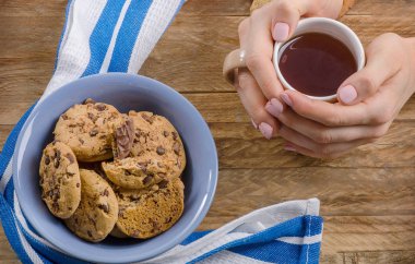 eller sıcak çay ile