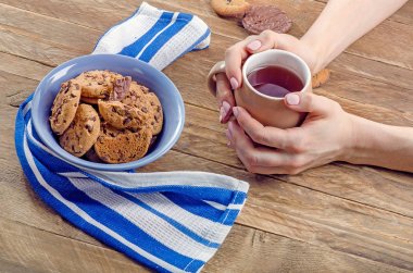 eller sıcak çay ile