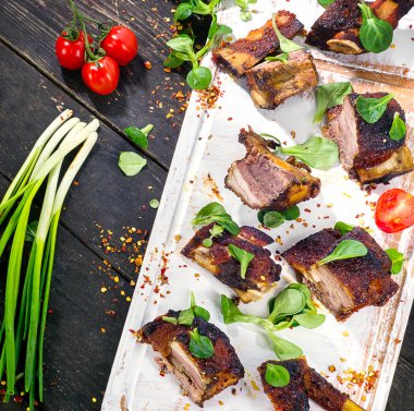 Dana kaburga taze otlar ve domates ile 