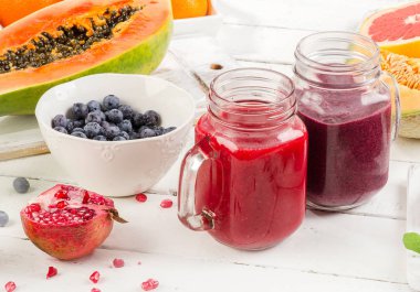 Meyve ve çilek ile taze smoothies