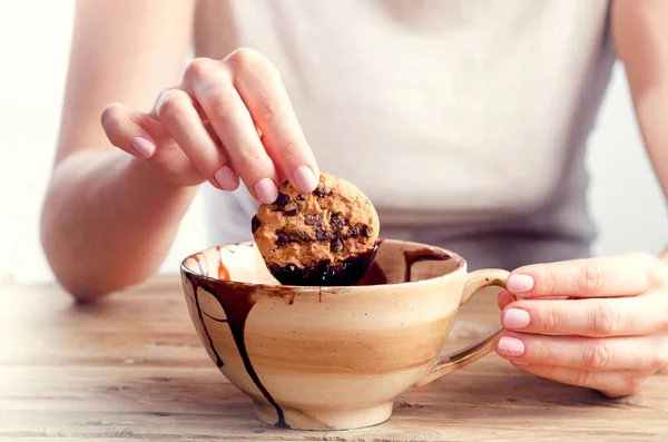 Hand nemend cookie vanaf cup — Stockfoto