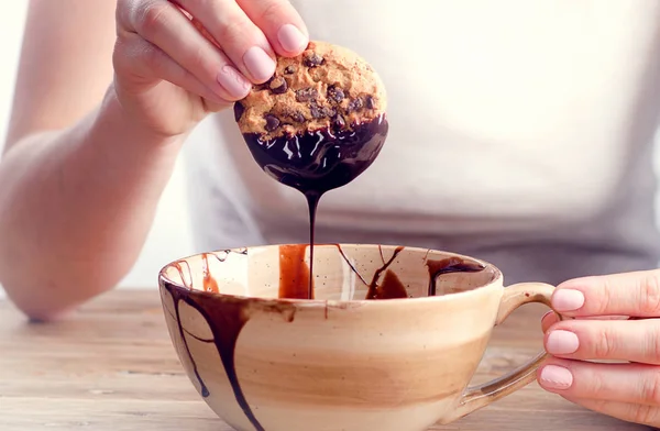 वितळलेल्या चॉकलेटमध्ये हात बुडविणे कुकी — स्टॉक फोटो, इमेज