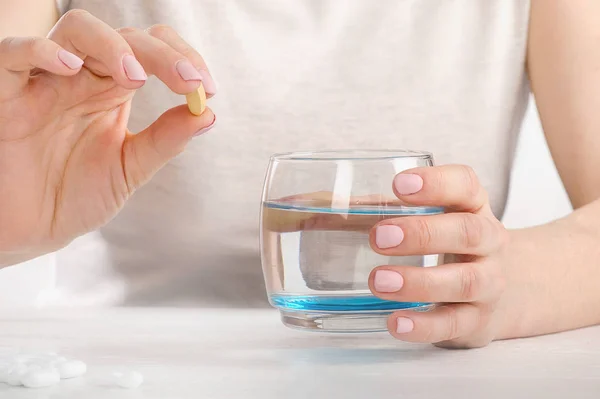 Su ve pill tutan kadın — Stok fotoğraf