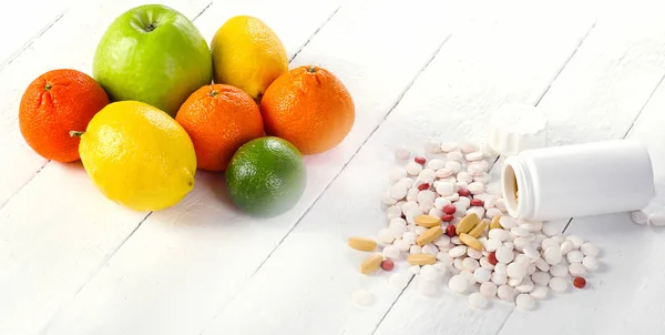 Owoce cytrusowe i różnych tabletek — Zdjęcie stockowe