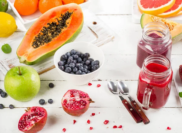 Smoothies with fruits and bowl with blueberries — Stock Photo, Image