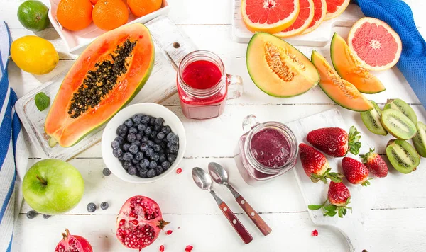 Smoothies met fruit en kom met bosbessen — Stockfoto