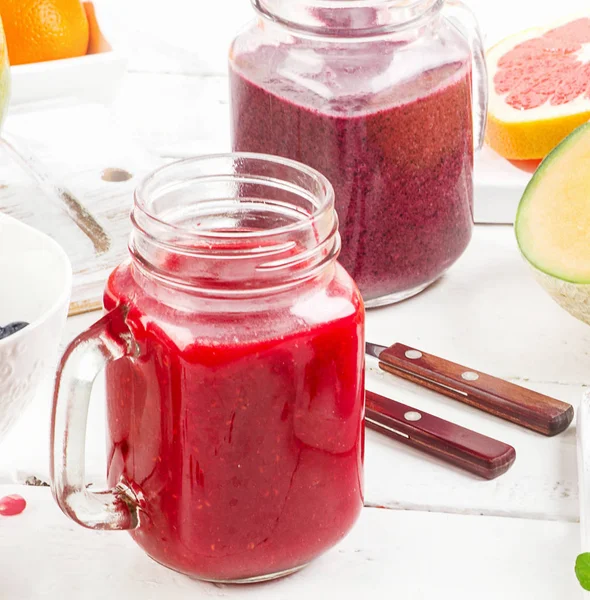 Kavanoz taze meyve sağlıklı smoothies — Stok fotoğraf