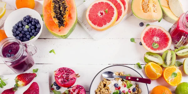 Frutas frescas con tazones y tazas de vidrio —  Fotos de Stock