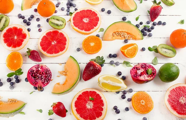 Rijpe smakelijke gemengde vruchten — Stockfoto