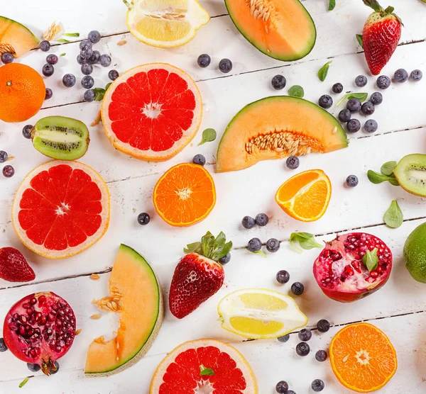 Rijpe smakelijke gemengde vruchten — Stockfoto