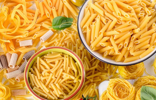 Torkad pasta i skålar — Stockfoto