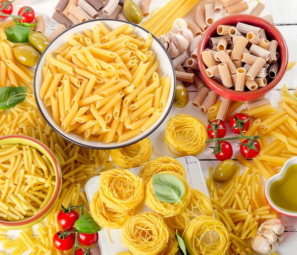 Tørket pasta i boller – stockfoto