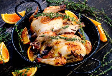 Kavrulmuş iki tavuk