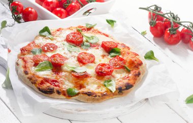 İtalyan pizza domates ile 