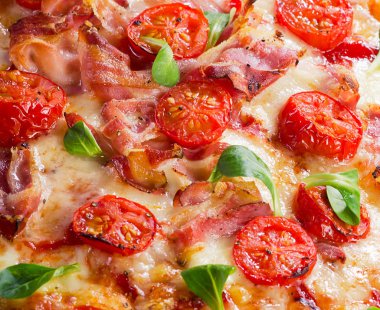 İtalyan pizza domates ile 