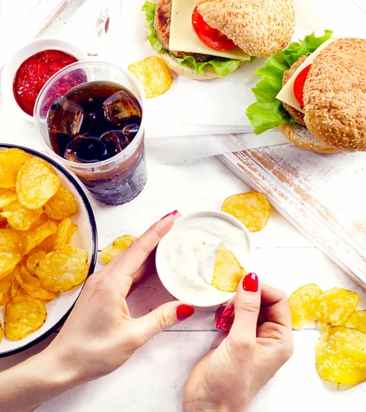 Woman eating Fast food — Stock Photo, Image