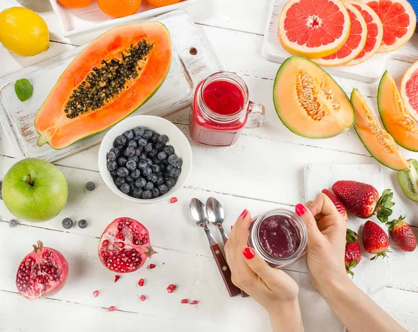 Mujer sosteniendo smoothie — Foto de Stock