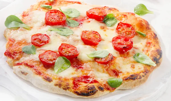 Pizza italiană cu roșii — Fotografie, imagine de stoc