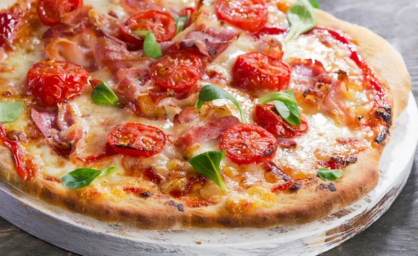Pizza caseira saborosa — Fotografia de Stock