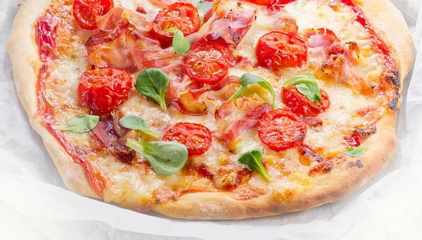 Italiaanse pizza met tomaten — Stockfoto