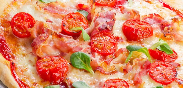 Pizza italiana con tomates —  Fotos de Stock