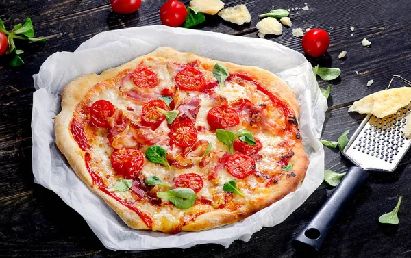 İtalyan pizza domates ile — Stok fotoğraf