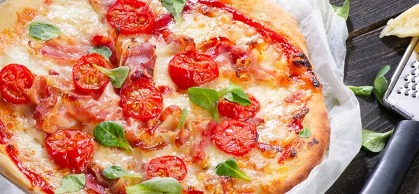 Italská pizza s rajčaty — Stock fotografie