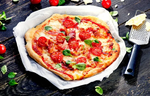 토마토와 이탈리아 피자 — 스톡 사진