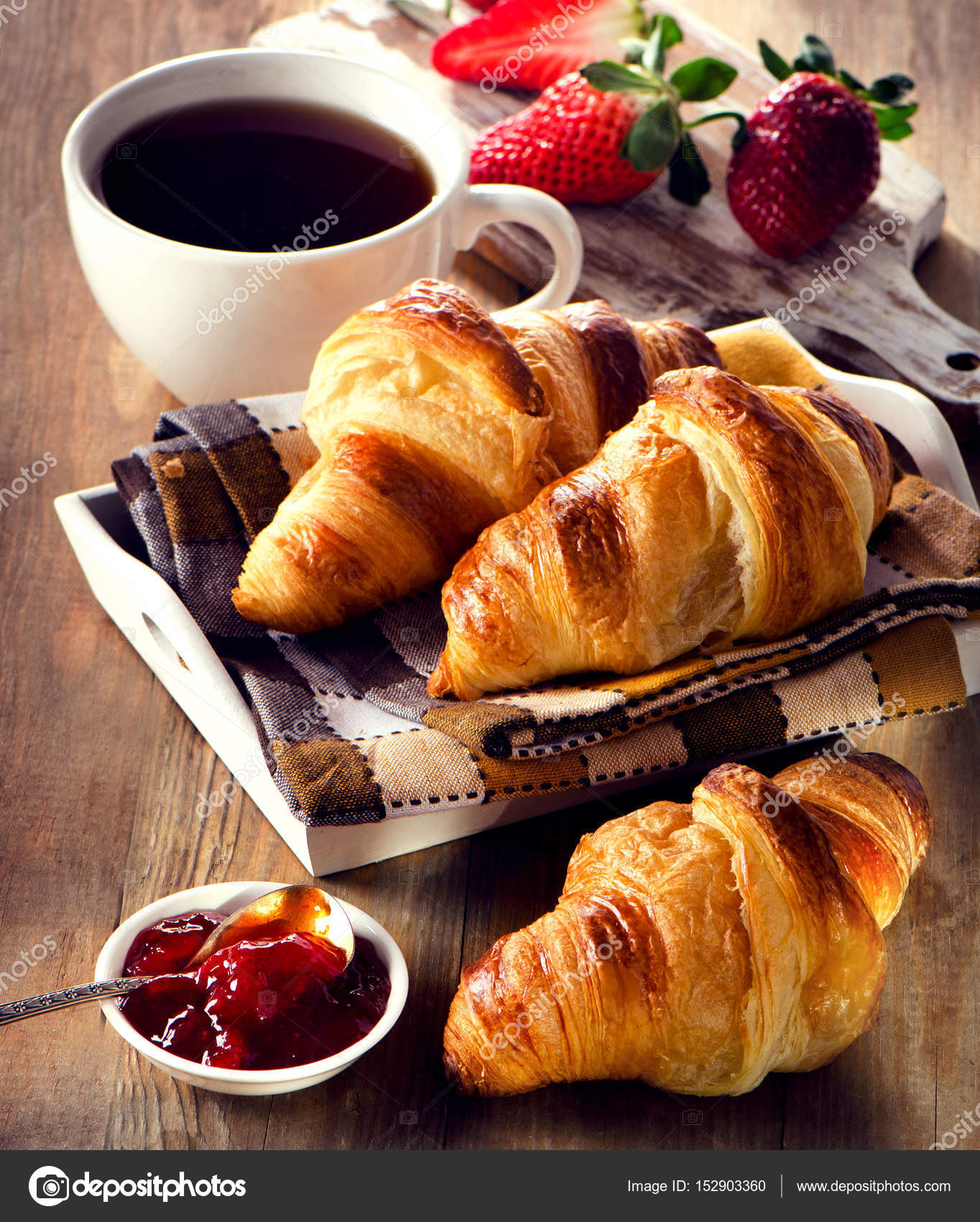 завтрак кофе и круассаны. утро кофе круассан. чашечка кофе и круассан. доброе утро кофе круассан. завтрак с круассаном.