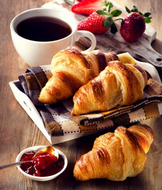 Kahveli taze kruvasan. 