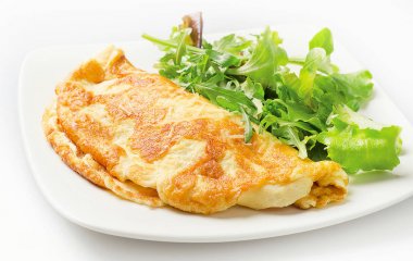Taze salata ile omlet