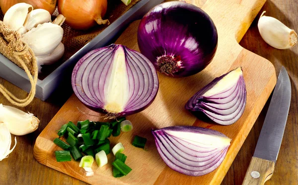 Kesme tahtası üzerinde farklı soğan