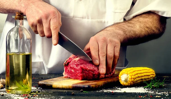 Frauenhände mit rohem Rindfleisch - Stockfotografie: lizenzfreie Fotos