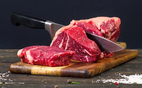 Carne crua e faca — Fotografia de Stock