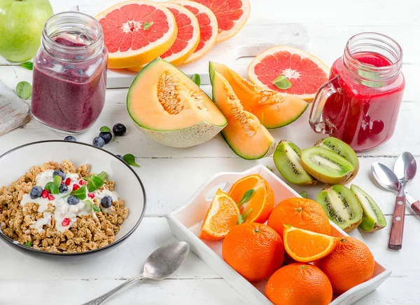 Gezond ontbijt met smoothies — Stockfoto