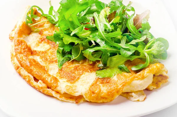 Omelet met verse salade — Stockfoto