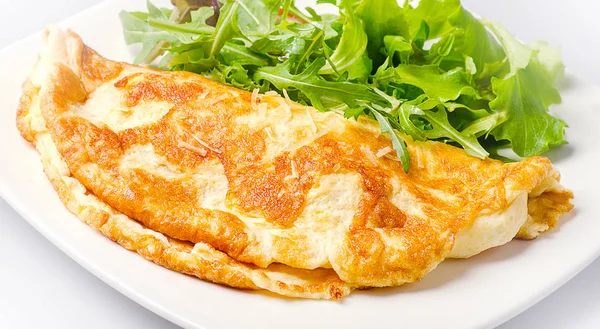 Omelette with fresh salad — Stock Photo, Image