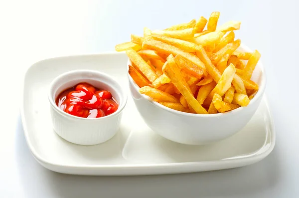 Batatas fritas com molho de tomate — Fotografia de Stock