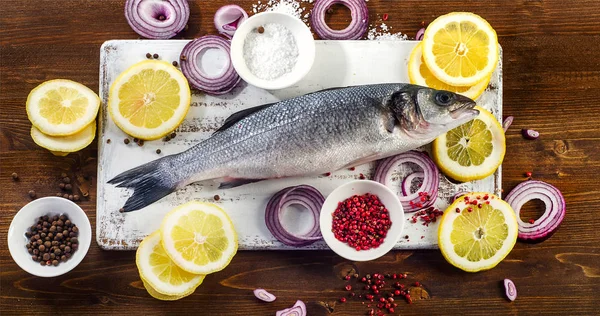 Frischer roher Fisch — Stockfoto