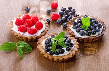 taze Ahududu ve yaban mersini ile lezzetli tart