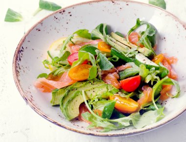 Taze somon salata domates ile