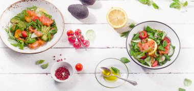  Kiraz domates ve yağ ile Somon salata 