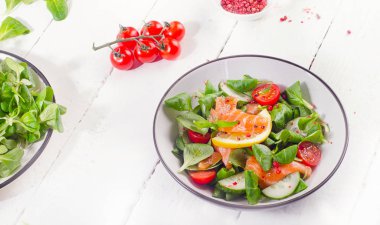 Taze somon salata ve kase ıspanak