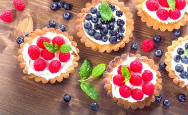 taze Ahududu ve yaban mersini ile tart