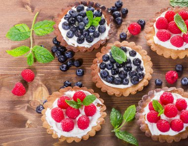 taze Ahududu ve yaban mersini ile tart