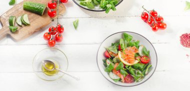 Taze somon salata ve kase ıspanak