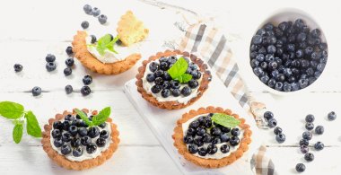 taze yaban mersini ve nane yaprakları ile tart