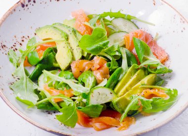 Somon salata salatalık ve roka 