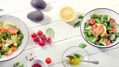  Kiraz domates ve yağ ile Somon salata 